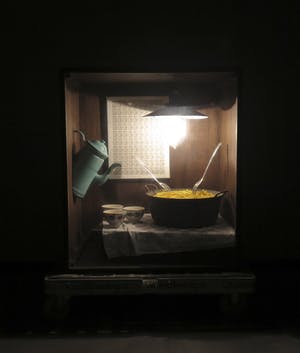 Harry Heyink - Voorstelling in houten box met lamp: De frieteters (naar Vincent van Gogh) (Groot) kopen? Bied vanaf 1!