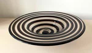 Niet of onleesbaar gesigneerd - Grote hand geblazen glazen schaal verkocht voor € 1!