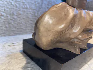 Guido Cacciapuoti - Gres d’arte beeldje dame met bloemen kopen? Bied vanaf 100!