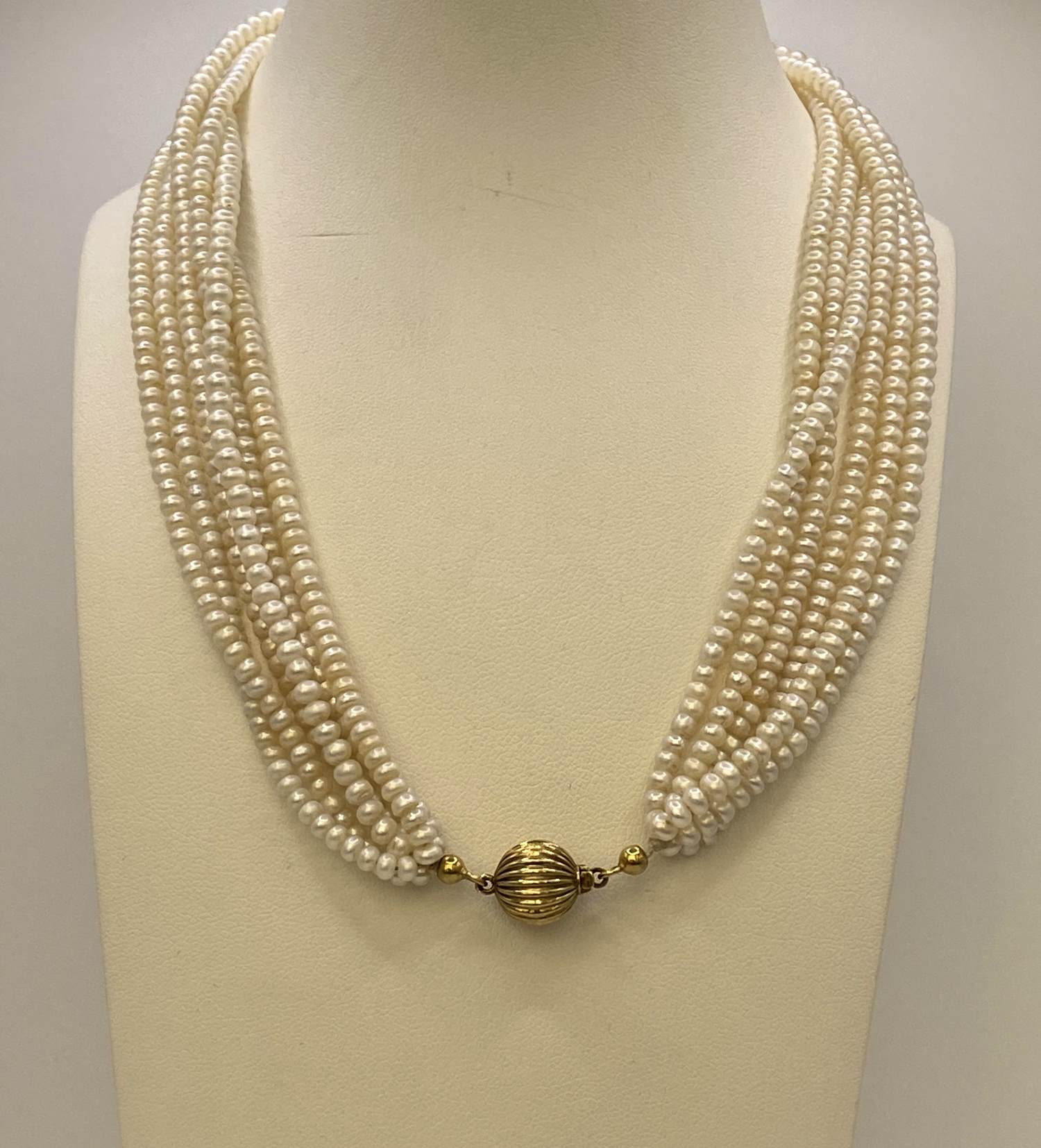 Vintage zes-strengs zoetwaterparel choker ketting met gouden sluiting verkocht voor € 300!