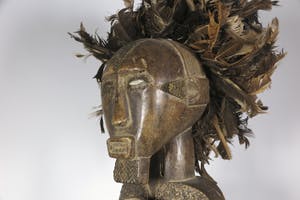 Fang Ntumu - Hout en koper/messing, Fetisj sculptuur van mannenfiguur met hoofdtooi kopen? Bied vanaf 1!