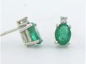 18k gouden oorbellen met smaragd en diamant 0.08 ct kopen? Bied vanaf 500!