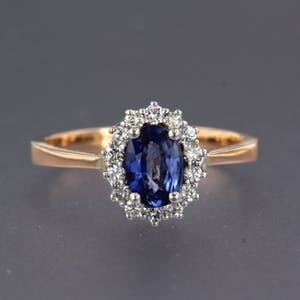 18K Goud - entourage ring met saffier en briljant geslepen diamant kopen? Bied vanaf 395!