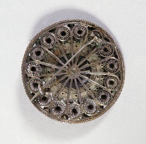 Zilver - 2 zeeuwse grote platte knopen + speldje kopen? Bied vanaf 40!