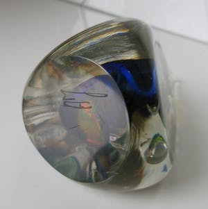 Adam Jablonski - Meerkleurige glazen druppel kopen? Bied vanaf 42!