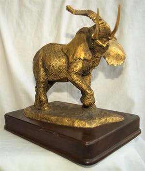 Anthony J. Jones - Bronzen beeld , The Golden Elephant – op houten voetstuk - 4922 gram kopen? Bied vanaf 225!