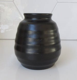 Plateelfabriek Schoonhoven N.V. - Zwart art deco ribbel vaasje kopen? Bied vanaf 28!