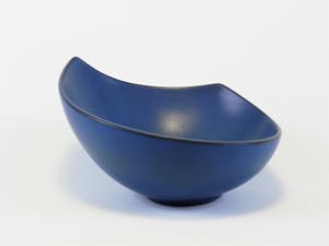 Niet of onleesbaar gesigneerd - Blauwe keramische schaal met hoekige randen kopen? Bied vanaf 1!