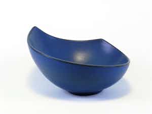 Niet of onleesbaar gesigneerd - Blauwe keramische schaal met hoekige randen verkocht voor € 1!