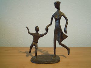 Corry Ammerlaan - Prachtig beeld moeder met kind aan de hand. kopen? Bied vanaf 45!