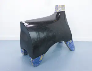 Jos Kuppens - Zwaar beeld van graniet en sodaliet, Geabstraheerd dierfiguur kopen? Bied vanaf 1000!