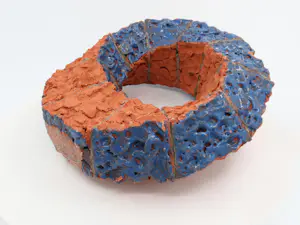 Erik van Spronsen - Möbiusring van klei elementen, deels blauw geglazuurd kopen? Bied vanaf 125!