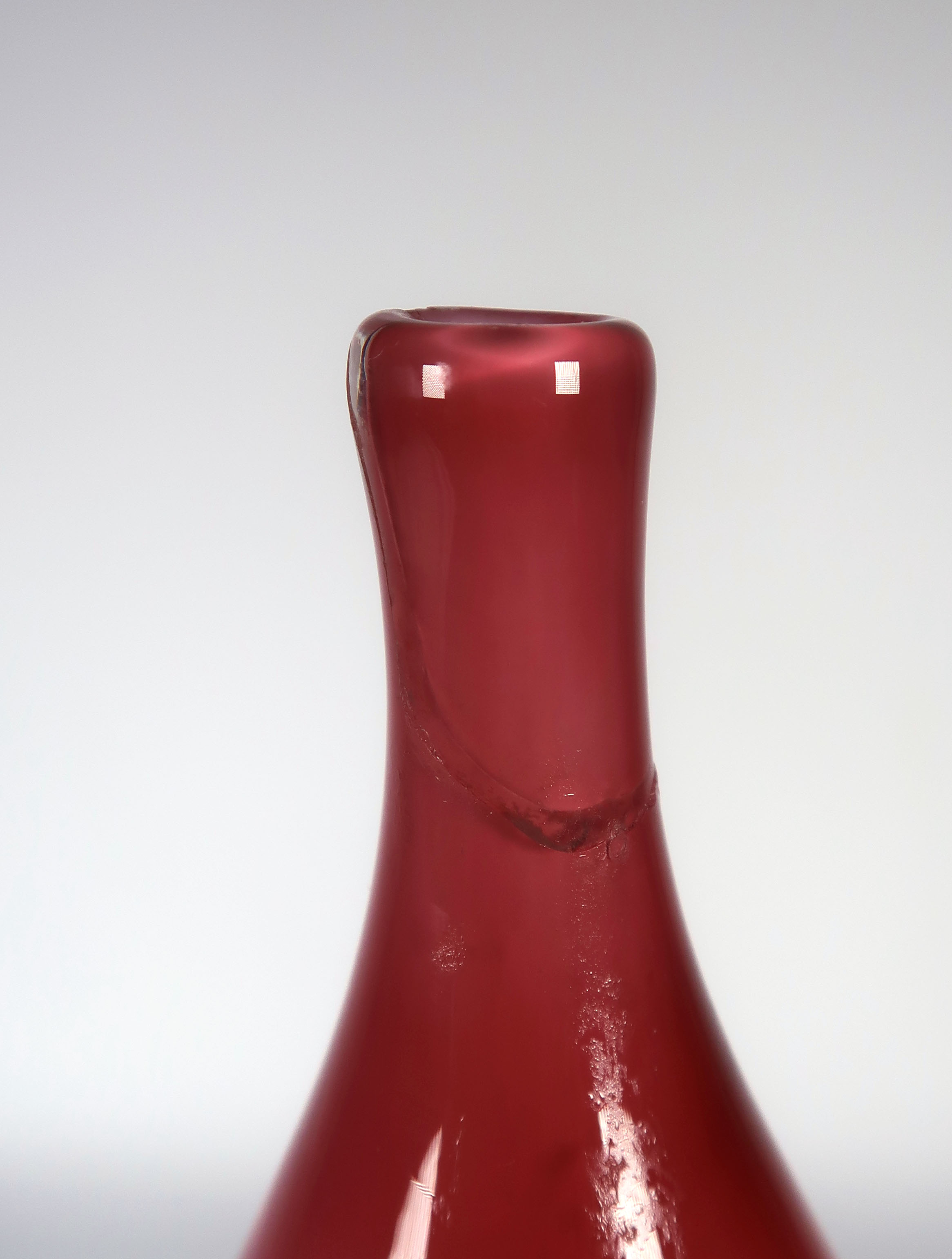 Bernard Heesen - Glas, Roze vaas met smalle tuit kopen? Bied vanaf 1!