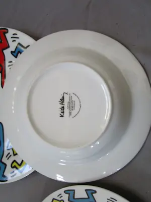 Keith Haring - Servies: 3 verschillende maten borden, 1 koffiekop en schotel kopen? Bied vanaf 80!