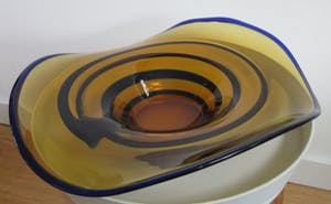 Niet of onleesbaar gesigneerd - Grote Boheemse Studio glazen schaal (1) kopen? Bied vanaf 10!