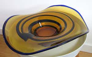 Niet of onleesbaar gesigneerd - Grote Boheemse Studio glazen schaal (1) verkocht voor € 10!