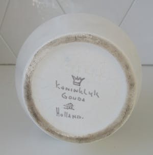 Plateelbakkerij Zuid-Holland - Gestileerde mat witte platelen vaas kopen? Bied vanaf 25!