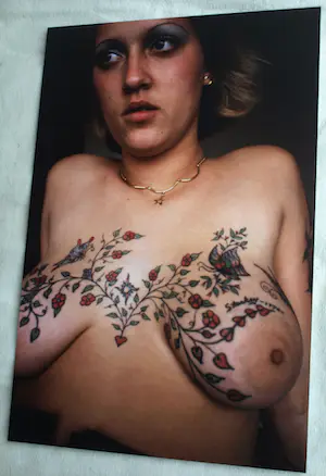 Henk Schiffmacher - Gesigneerde foto op dibond “Bloemstilleven” + gesigneerd boek – 60 x 40 cm kopen? Bied vanaf 125!