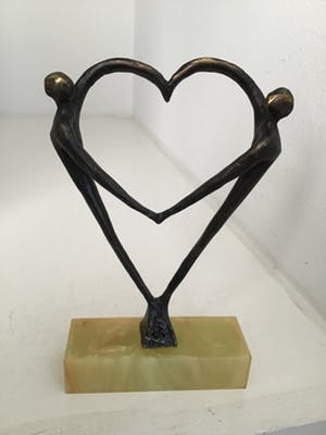 Corry Ammerlaan - Sculptuur “ Hart voor elkaar “ kopen? Bied vanaf 35!