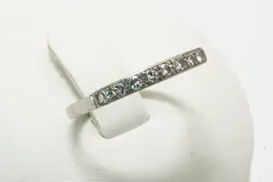 13- Klassieke 14 Krt wit-gouden rij- ring met 8 briljanten (0.30ct) diamanten kopen? Bied vanaf 140!