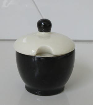 Niet of onleesbaar gesigneerd - Art deco zwart wit aardewerken olie- en azijn Stel kopen? Bied vanaf 10!