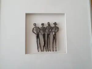 Corry Ammerlaan - Vier gearmde figuren -brons in lijst- kopen? Bied vanaf 25!