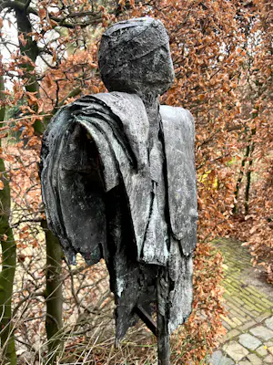 Renee van Leusden - bijzonder figuurlijk beeld uitgevoerd in brons kopen? Bied vanaf 800!