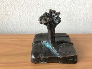 Brons (Onbekend) - Gesigneerd beeldje van een KNOTWILG verkocht voor € 45!