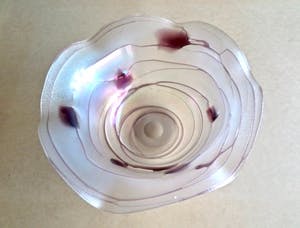 Glashutte Poschinger - Design Schaal - Groot - Handgemaakt - Waaiervormig - Iriserend glas+Purple spots kopen? Bied vanaf 1!