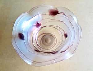 Glashutte Poschinger - Design Schaal - Groot - Handgemaakt - Waaiervormig - Iriserend glas+Purple spots verkocht voor € 1!