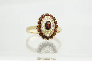 121 - Klassieke 18krt geel-gouden cluster of entourage ring met rode granaten kaufen? Bieten Sie von 190!