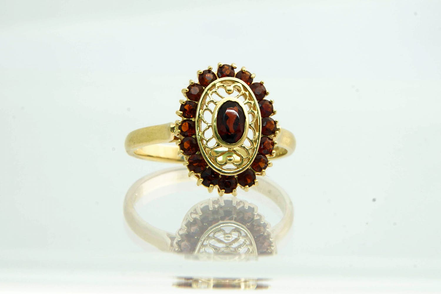 121 - Klassieke 18krt geel-gouden cluster of entourage ring met rode granaten kopen? Bied vanaf 190!