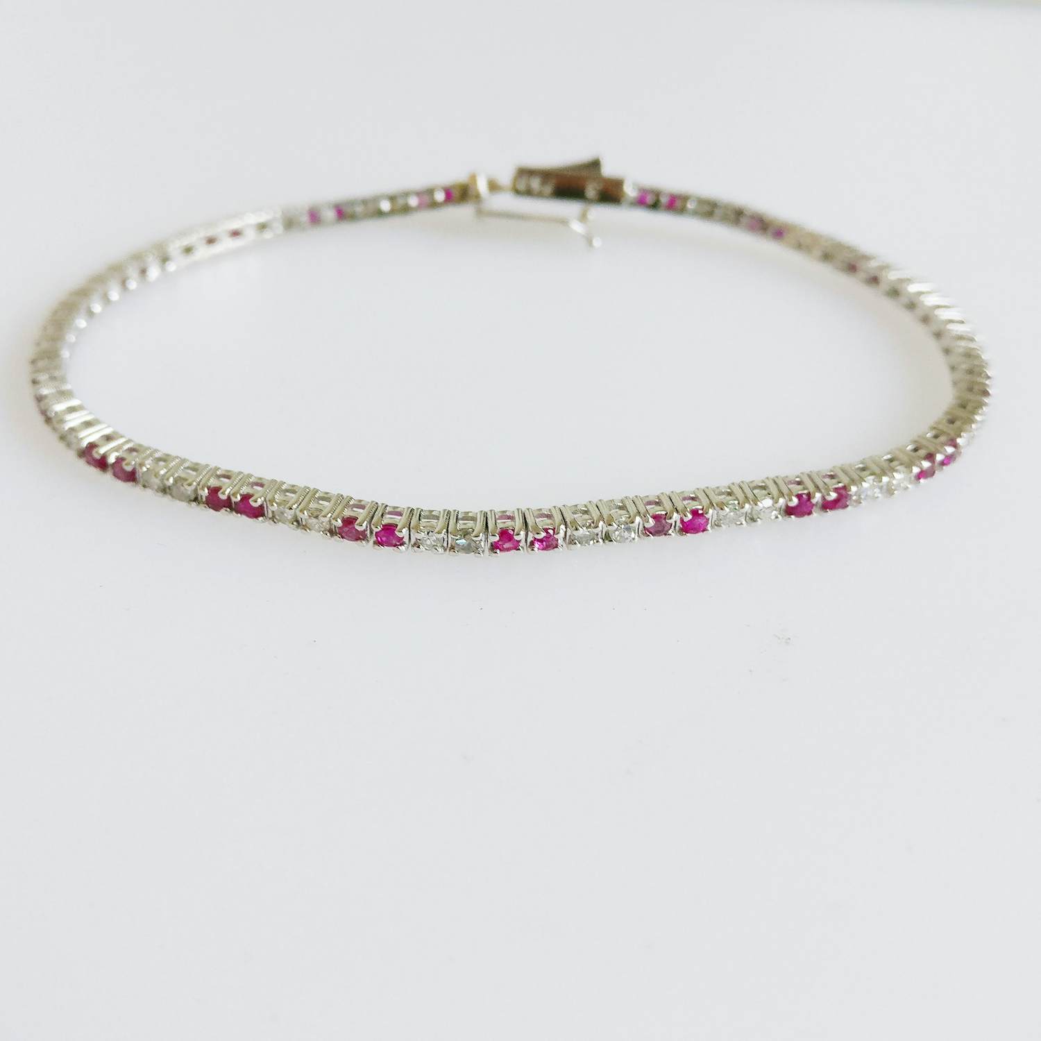 Diamanten en robijnen armband kopen? Bied vanaf 1450!