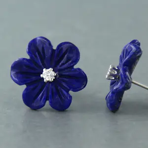 18k witgouden oorknoppen met bloemvorm lapis lazuli en briljant geslepen diamant kopen? Bied vanaf 200!