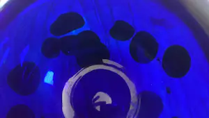 Niet of onleesbaar gesigneerd - Transparante kobaltblauwe glazen bolvaas met gele vlekken kopen? Bied vanaf 1!