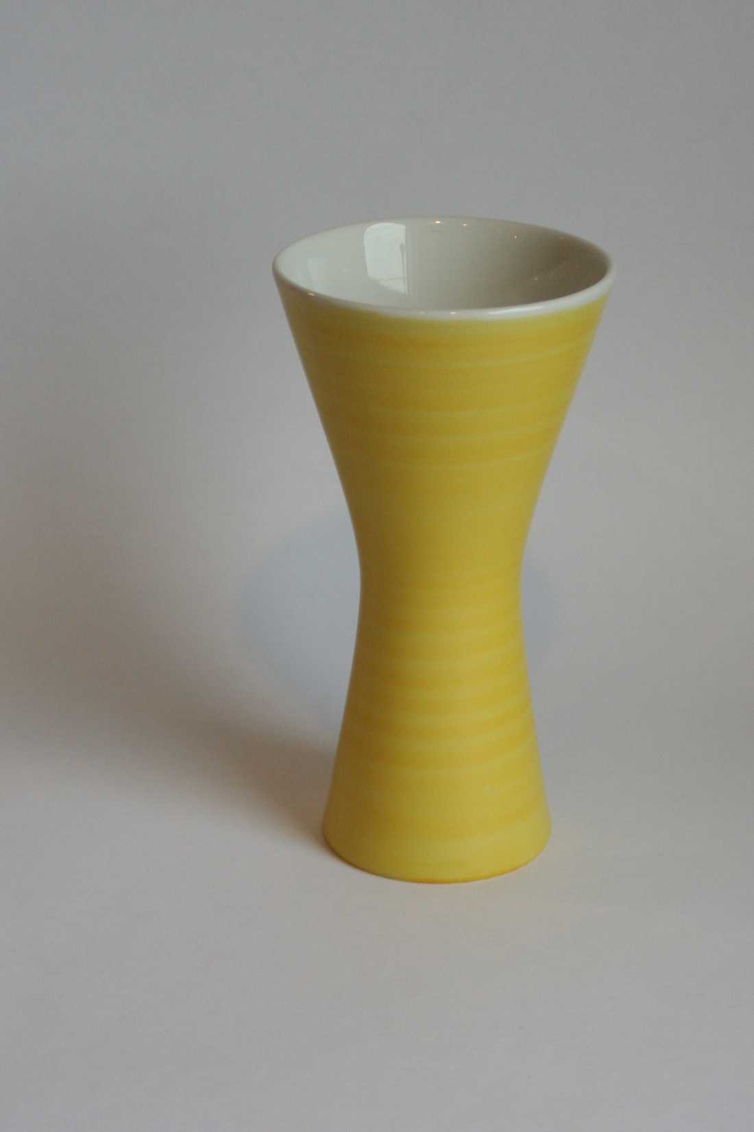 Niet of onleesbaar gesigneerd - porseleinen vaas - gemerkt met K en gouden driehoek verkocht voor € 1!