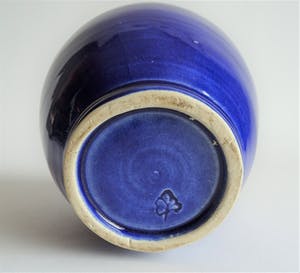 Marijke de Kler-Vermeulen - Kobalt blauwe kikker vaas kopen? Bied vanaf 20!