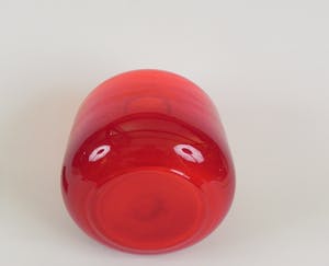 Niet of onleesbaar gesigneerd - W.J.Rozendaal- Rode glazen vaas met smalle opening kopen? Bied vanaf 1!