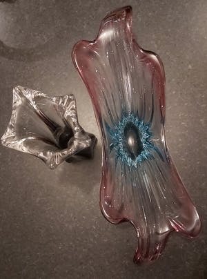 Niet of onleesbaar gesigneerd - Glazen vaas en schaal kopen? Bied vanaf 1!