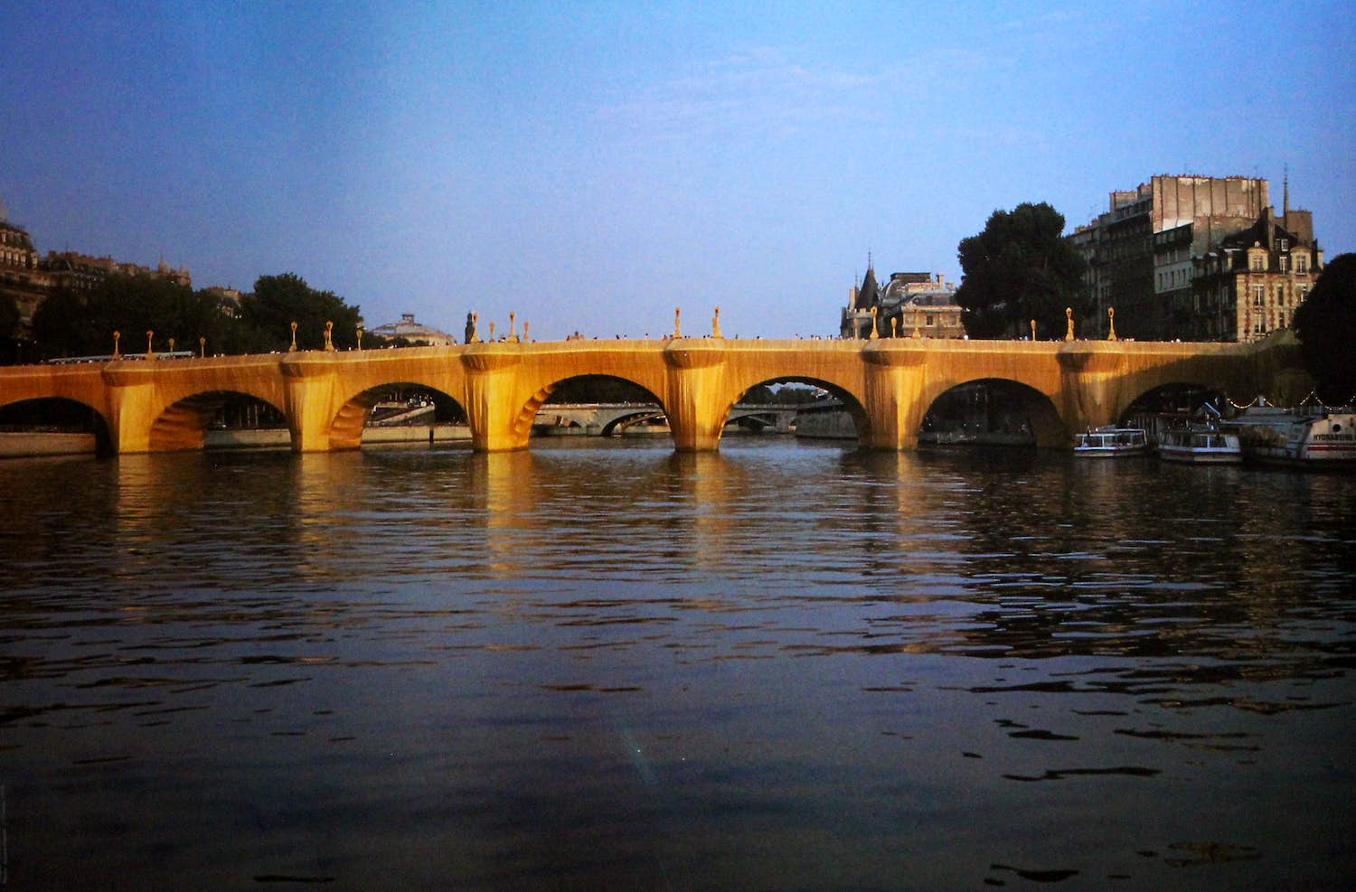 Christo - Ongesigneerde foto litho: The Pont Neuf Wrapped - 1976 verkocht voor € 15!