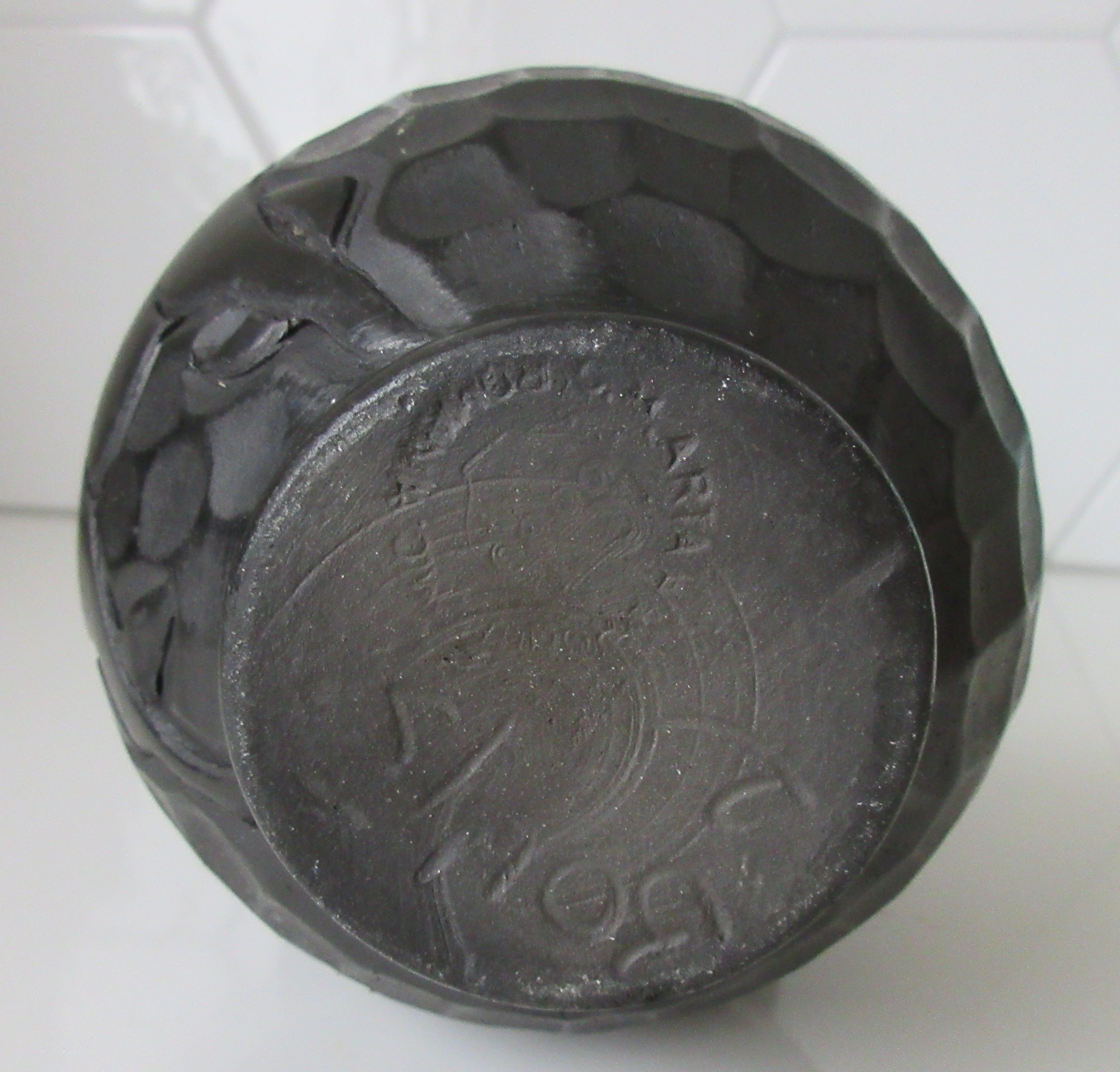 Niet of onleesbaar gesigneerd - Roemeense studio keramische basalt vaas met incisie decor van een hert kopen? Bied vanaf 1!