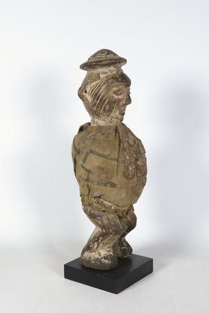 Niet of onleesbaar gesigneerd - Houten figuur met buidel kopen? Bied vanaf 1!