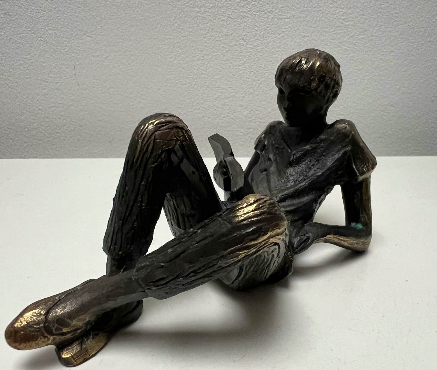 Astrid Veldhuyzen-Koppen - Bronzen sculptuur | Lezende vrouw kopen? Bied vanaf 60!