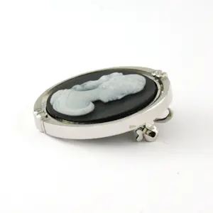 14k wit gouden broche met sardonyx en briljant geslepen diamant tot. 0.15ct kopen? Bied vanaf 760!