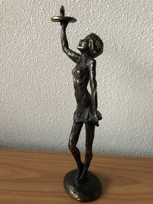 Astrid Veldhuyzen-Koppen - Prachtig beeld vrouw met dienblad. kopen? Bied vanaf 35!