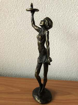 Astrid Veldhuyzen-Koppen - Prachtig beeld vrouw met dienblad. verkocht voor € 35!