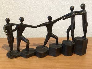 Brons (Onbekend) - Gesigneerd modern bronzen beeld " ELKAAR OP WEG HELPEN " kopen? Bied vanaf 45!