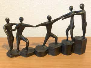 Brons (Onbekend) - Gesigneerd modern bronzen beeld " ELKAAR OP WEG HELPEN " verkocht voor € 45!