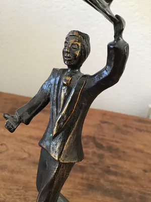 Brons (Onbekend) - Rob Verhoeven, Beeld Man zwaaiend met hoed, Gesigneerd kopen? Bied vanaf 45!