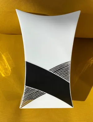 Jan van der Vaart - Porseleinen vaas met zwart en verguld lineair decor uitgevoerd voor Rosenthal kopen? Bied vanaf 95!